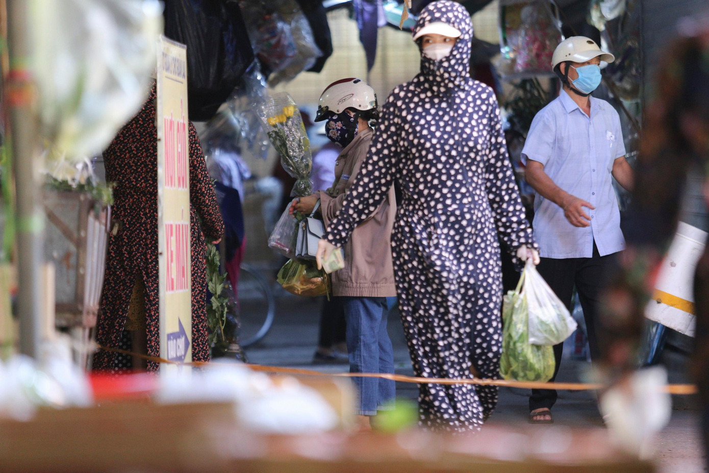 Cách 3 ngày đi chợ một lần nên số thực phẩm người dân mua dự trữ vừa đủ. Không có cảnh chen lấn.