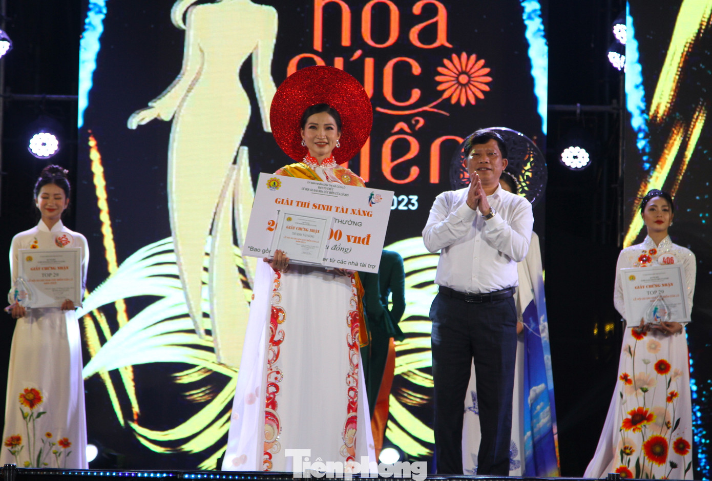 Có 3 giải phụ được trao gồm thí sinh trình diễn áo dài đẹp nhất, thí sinh được yêu thích nhất, thí sinh tài năng nhất trị giá 10 triệu đồng/giải. Trong ảnh, thí sinh có SBD 52 Nguyễn Thị Phương đạt danh hiệu thí sinh trình diễn áo dài đẹp nhất. Thí sinh mang SBD 212 Hoàng Thị Anh Trang đạt danh hiệu thí sinh tài năng nhất.