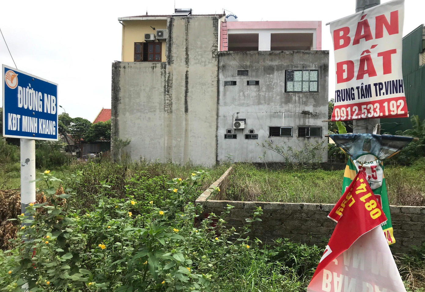 Dự án này đã nhiều lần thay đổi quy hoạch. Mỗi lần điều chỉnh, diện tích xây dựng các công trình công cộng và phúc lợi xã hội giảm dần, diện tích đất xây dựng nhà ở thấp tầng tăng lên. Dự án này đã nhiều lần thay đổi quy hoạch. Mỗi lần điều chỉnh, diện tích xây dựng các công trình công cộng và phúc lợi xã hội giảm dần, diện tích đất xây dựng nhà ở thấp tầng tăng lên.