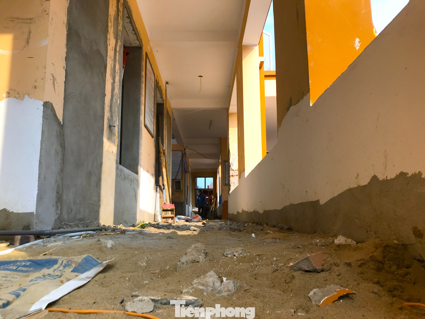 Nền nhà trụ sở ủy ban xã được sửa sang và nâng cao hơn so với trước.