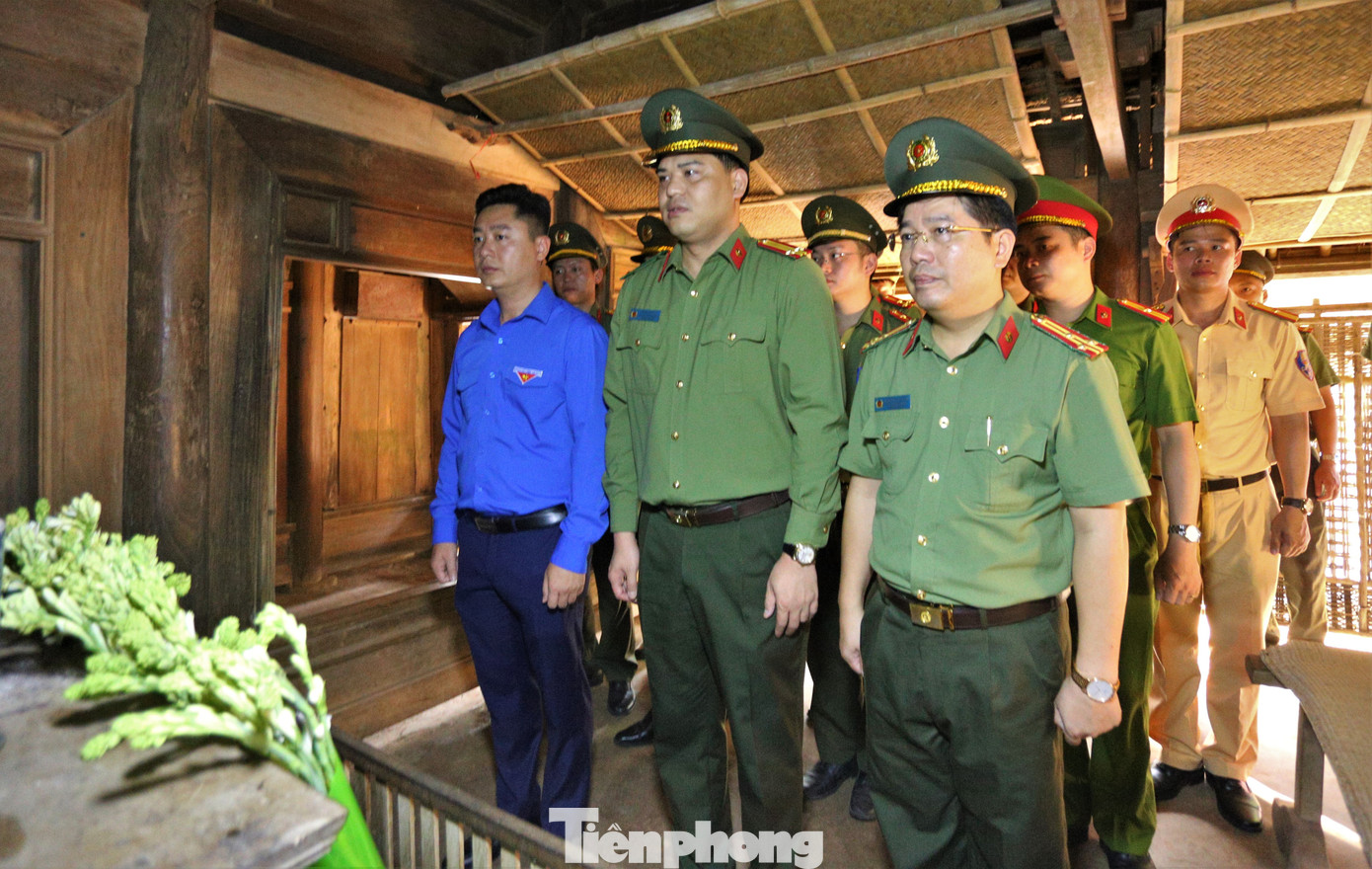 Bí thư Tỉnh Đoàn Lê Văn Lương và trung tá Đồng Đức Vũ - Trưởng ban Thanh niên CAND (giữa ảnh 2) dâng hương tại Khu di tích lịch sử Kim Liên.