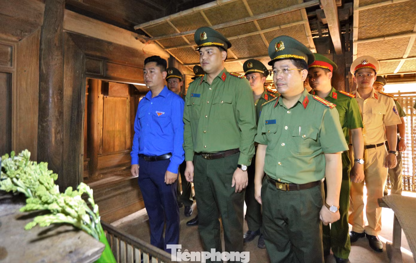 Bí thư Tỉnh Đoàn Lê Văn Lương và trung tá Đồng Đức Vũ - Trưởng ban Thanh niên CAND (giữa ảnh 2) dâng hương tại Khu di tích lịch sử Kim Liên.