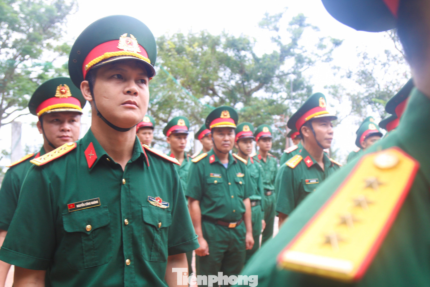 Cán bộ, chiến sĩ Đảo Mắt đồng thanh hô vang "Xin thề..." sau mỗi lời thề. Tiếng hô mạnh mẽ, đanh thép như nguồn cổ vũ, thôi thúc cán bộ, chiến sĩ quyết tâm hoàn thành nhiệm vụ cao cả nơi đảo tiền tiêu.