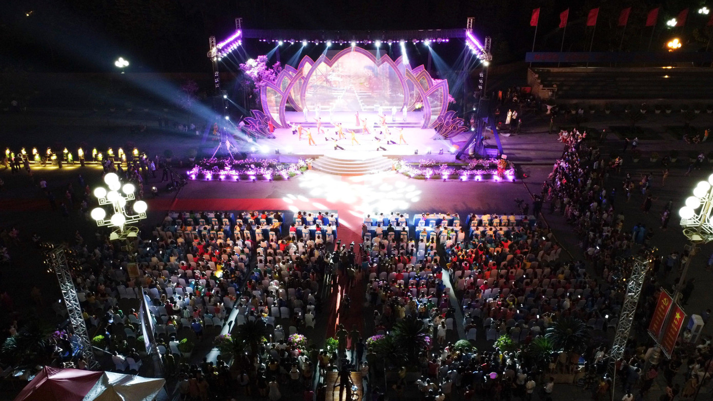 Chương trình nghệ thuật “Người mẹ làng Sen” được tổ chức với mục đích tôn vinh hình tượng bà Hoàng Thị Loan - người mẹ, người phụ nữ đảm đang, nhân hậu đã góp phần quan trọng hình thành nhân cách Chủ tịch Hồ Chí Minh; khẳng định, kế thừa, hun đúc những vai trò, phẩm chất truyền thống tốt đẹp của người phụ nữ Việt Nam, để tiếp tục xây dựng hình ảnh người phụ nữ thời đại mới, học tập và làm theo tư tưởng, đạo đức, phong cách Hồ Chí Minh về ý chí tự lực, tự cường và khát vọng phát triển đất nước phồn vinh, hạnh phúc.