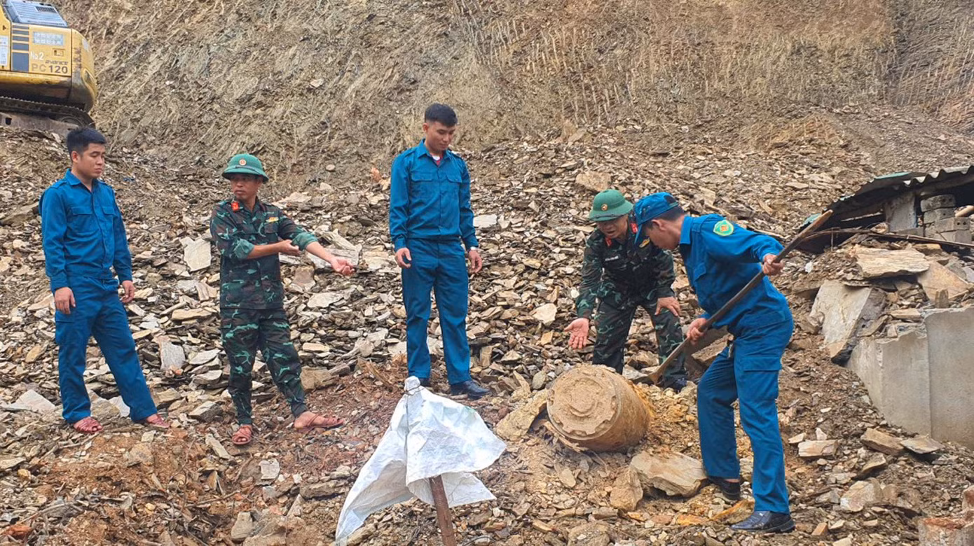 Quả bom nặng 340kg còn nguyên kíp nổ. Quả bom nặng 340kg còn nguyên kíp nổ.