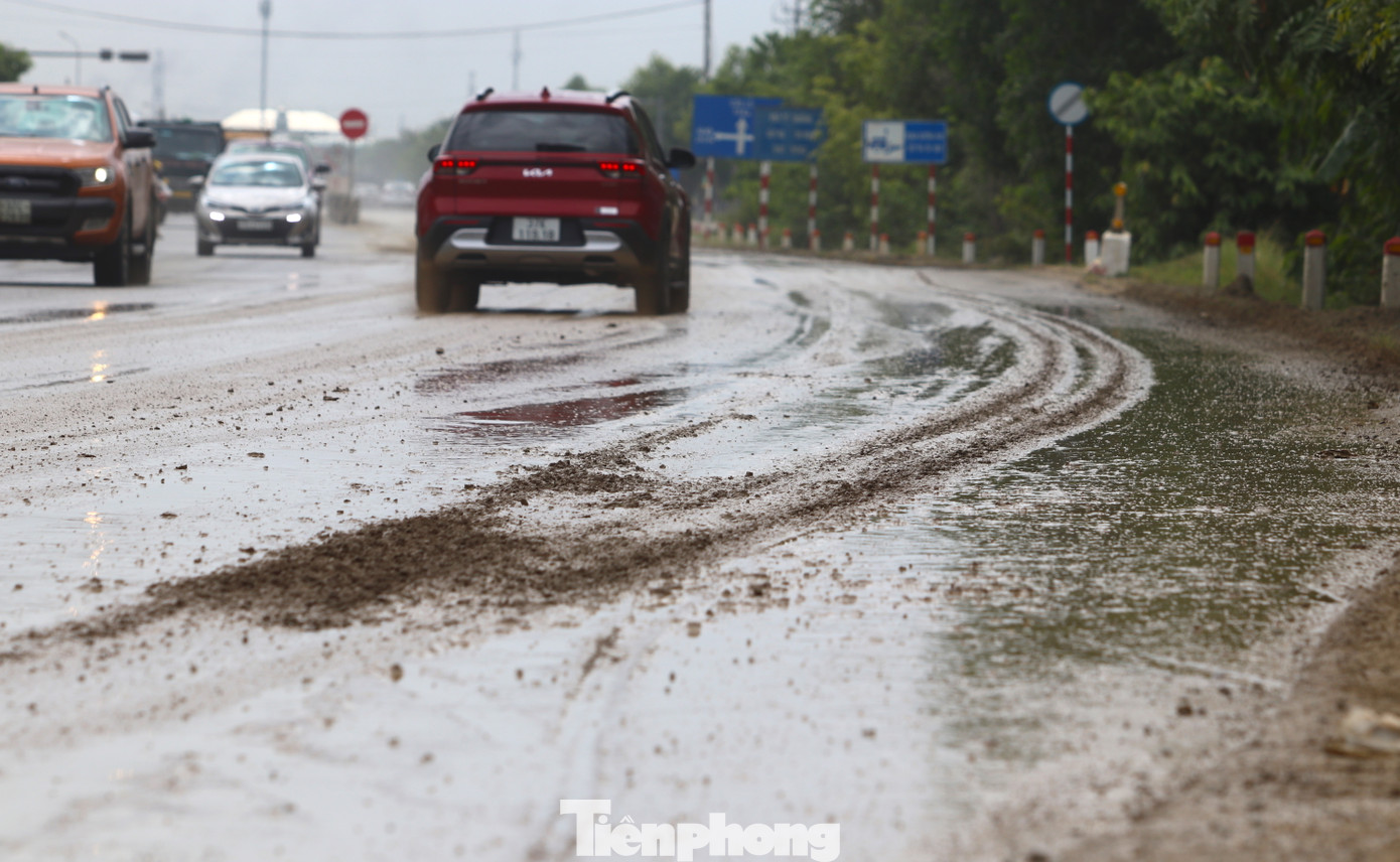 Bùn đất bám một lớp dày đặc trên mặt đường.