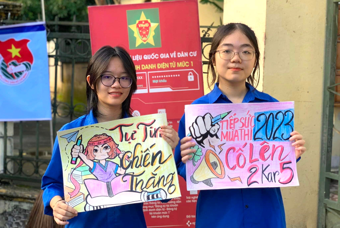 Những bóng hồng đứng trước cổng các điểm thi giơ cao những bức tranh cổ vũ cho các thí sinh tự tin làm bài.