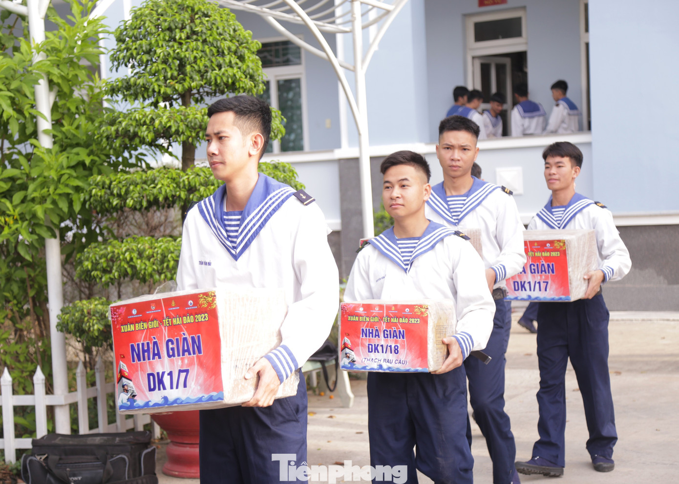 Những phần quà là tình cảm mà đất liền gửi gắm đảo xa. Mong muốn sẻ chia để các chiến sỹ có Tết vui, đầy đủ.