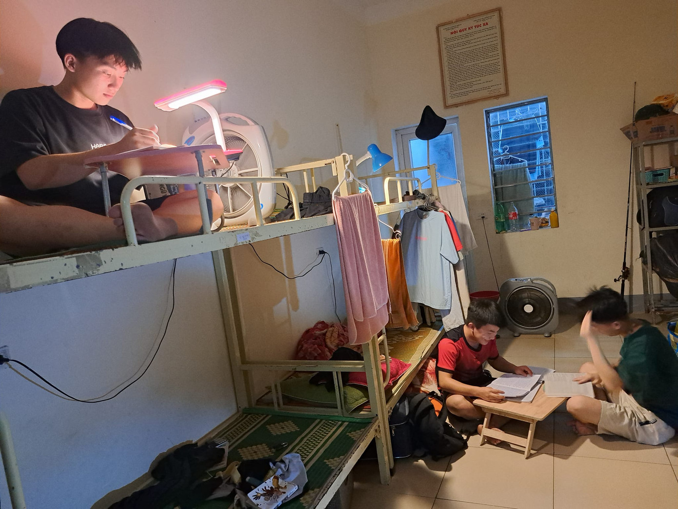 "Từ tự học đến tự lập, hy vọng các em học sinh nội trú 2 sẽ vững vàng trên đường đời của mình và có kết quả thật tốt trong kỳ thi tới", cô Phan Thị Hồng chia sẻ.