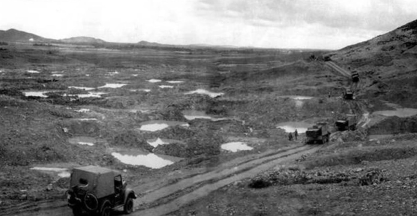 Những năm 1964 - 1972, Đồng Lộc bị đánh phá liên tục và năm 1968 là ác liệt nhất. Từ tháng 4 đến tháng 10/1968, ngã ba Đồng Lộc phải hứng chịu gần 50.000 quả bom các loại, bình quân mỗi m2 đất nơi đây gánh trên 3 quả bom. Mặt đất bị biến dạng, đất đá cày đi xới lại. (Ảnh tư liệu).