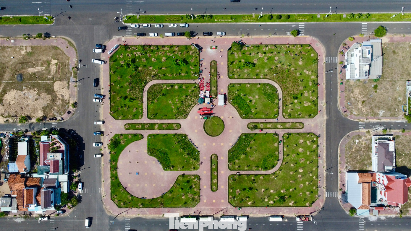 Toàn cảnh công viên Phú Lạc, thị xã Đồng Hòa, tỉnh Phú Yên. Toàn cảnh công viên Phú Lạc, thị xã Đồng Hòa, tỉnh Phú Yên.