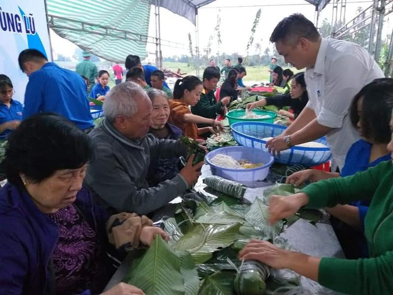 Người dân tới gói bánh chưng do ông Nguyễn Đàm Văn kêu gọi ủng hộ đồng bào miền Trung bị bão lũ vào tháng 10/2020. Người dân tới gói bánh chưng do ông Nguyễn Đàm Văn kêu gọi ủng hộ đồng bào miền Trung bị bão lũ vào tháng 10/2020.
