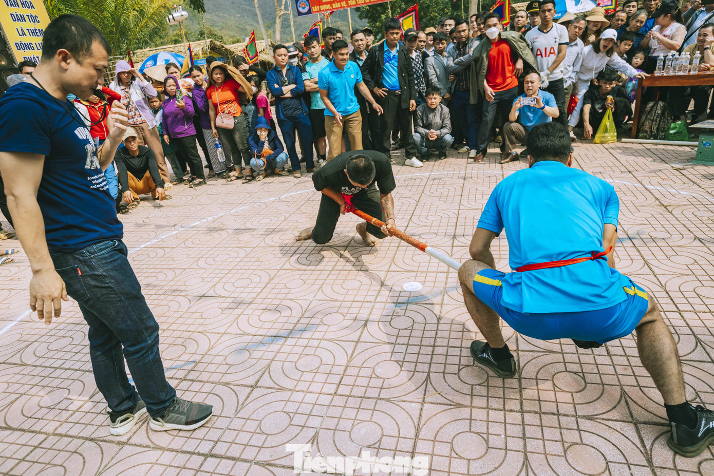 Trò chơi đẩy gậy cũng là cuộc thi thể hiện sức mạnh của những thanh niên trai tráng. (Ảnh: Rạng Đông). Trò chơi đẩy gậy cũng là cuộc thi thể hiện sức mạnh của những thanh niên trai tráng. (Ảnh: Rạng Đông).
