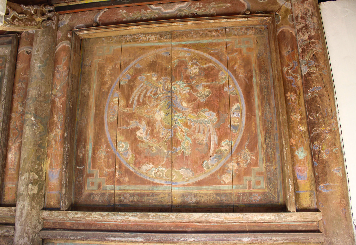 Cửa ở các gian nhà được làm từ gỗ. Trên các cánh cửa đều được trang trí nhiều hình rồng, mây sống động, đẹp mắt. Cửa ở các gian nhà được làm từ gỗ. Trên các cánh cửa đều được trang trí nhiều hình rồng, mây sống động, đẹp mắt.