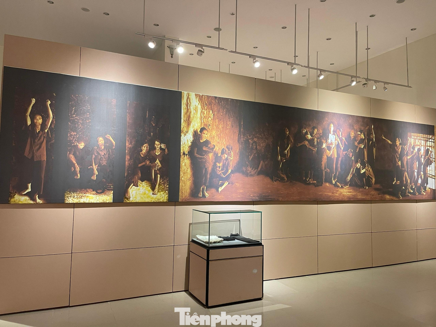 Hình ảnh những nữ chiến sĩ cộng sản bị giam giữ tại nhà tù Côn Đảo.