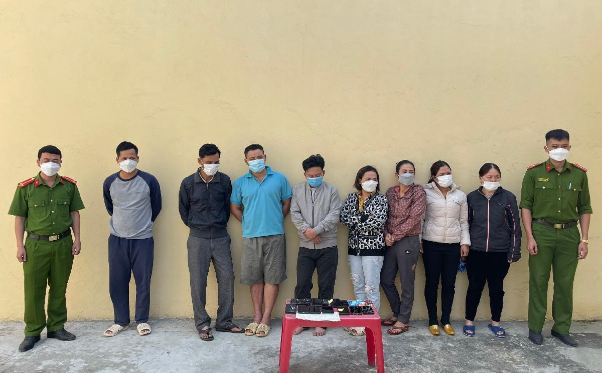 Các đối tượng trong đường dây tại cơ quan công an Các đối tượng trong đường dây tại cơ quan công an