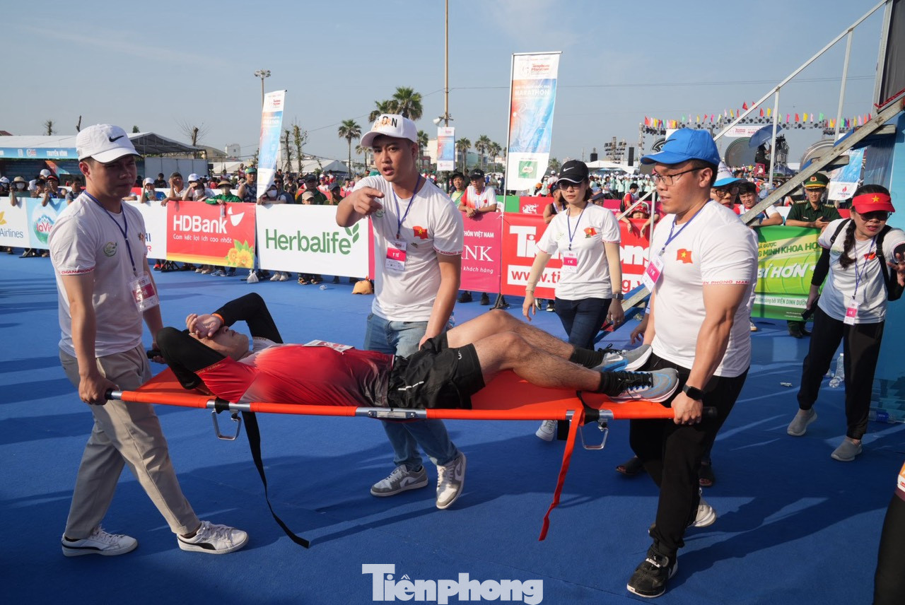 Nhân viên y tế hỗ trợ VĐV bị sốc nhiệt. Ảnh: Trọng Tài.