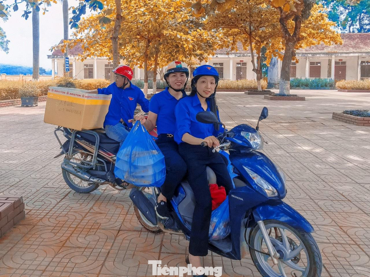 Tình nguyện viên đưa hàng trăm suất cơm đến điểm thi cho các sĩ tử.