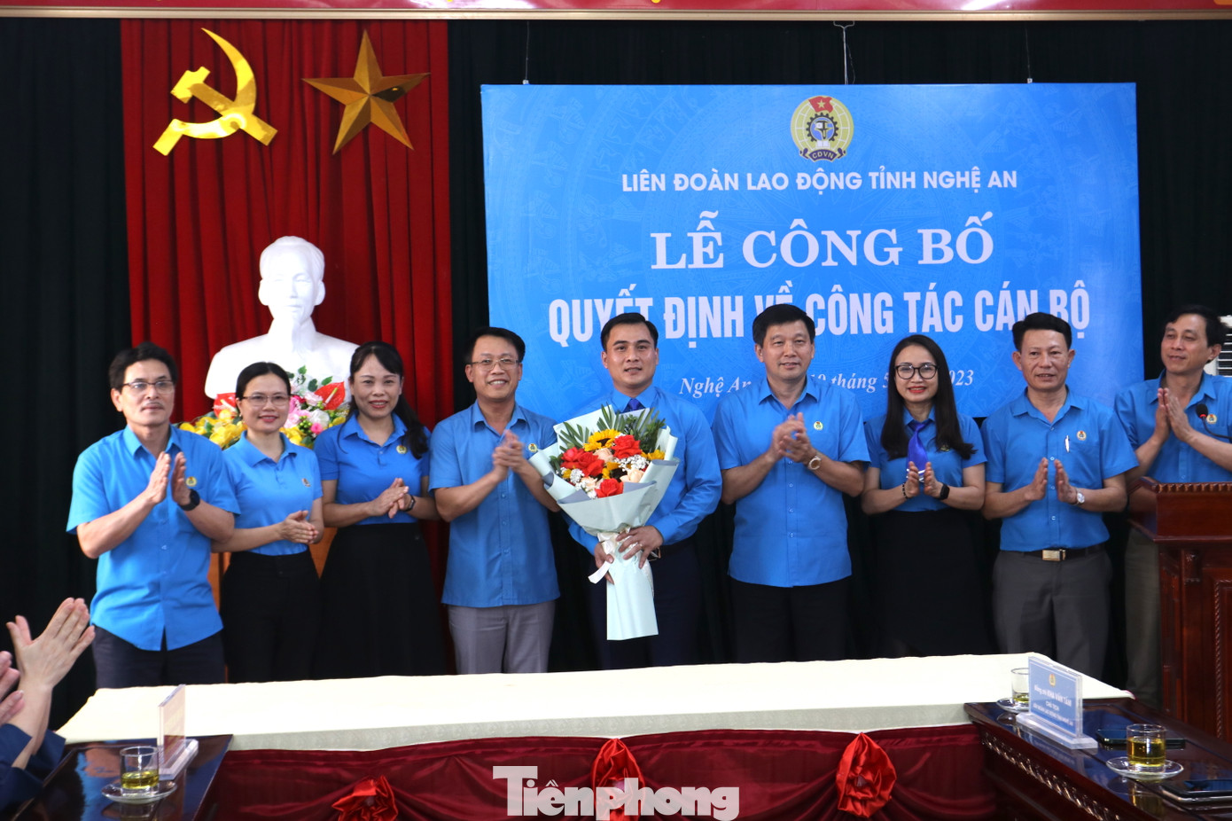 Các cán bộ Liên đoàn Lao động tỉnh Nghệ An tặng hoa cho ông Thái Minh Sỹ.