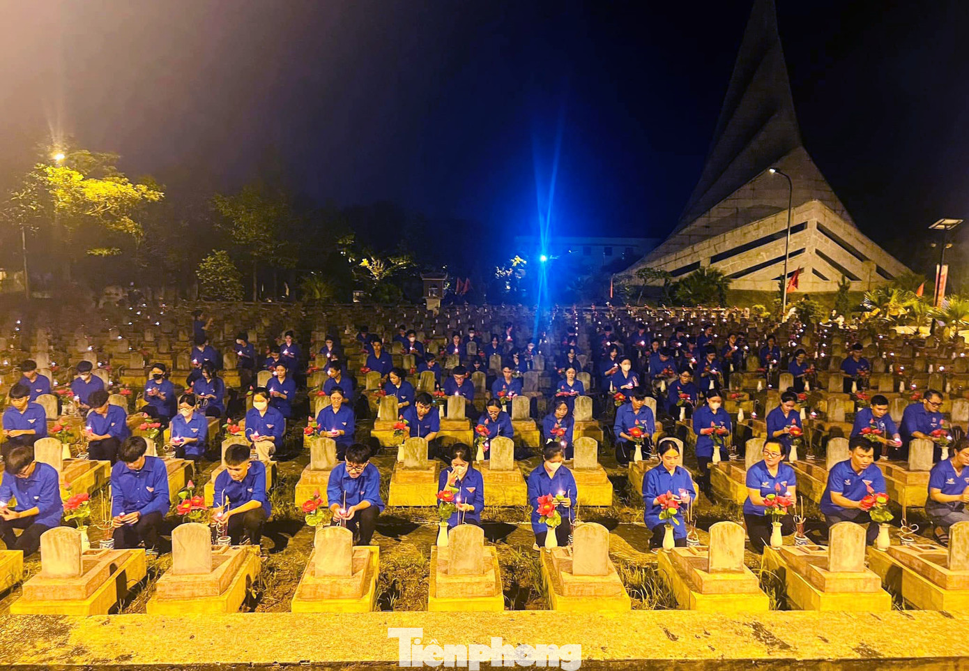 Cũng trong tối 26/7, trong không khí linh thiêng, xúc động, các cấp bộ Đoàn trên toàn tỉnh Nghệ An đã đồng loạt tổ chức chương trình thắp nến tri ân các anh hùng, liệt sĩ tại các Nghĩa trang, Nhà bia, Đài tưởng niệm trên toàn tỉnh với sự tham gia của gần 30.000 đoàn viên, thanh thiếu nhi.