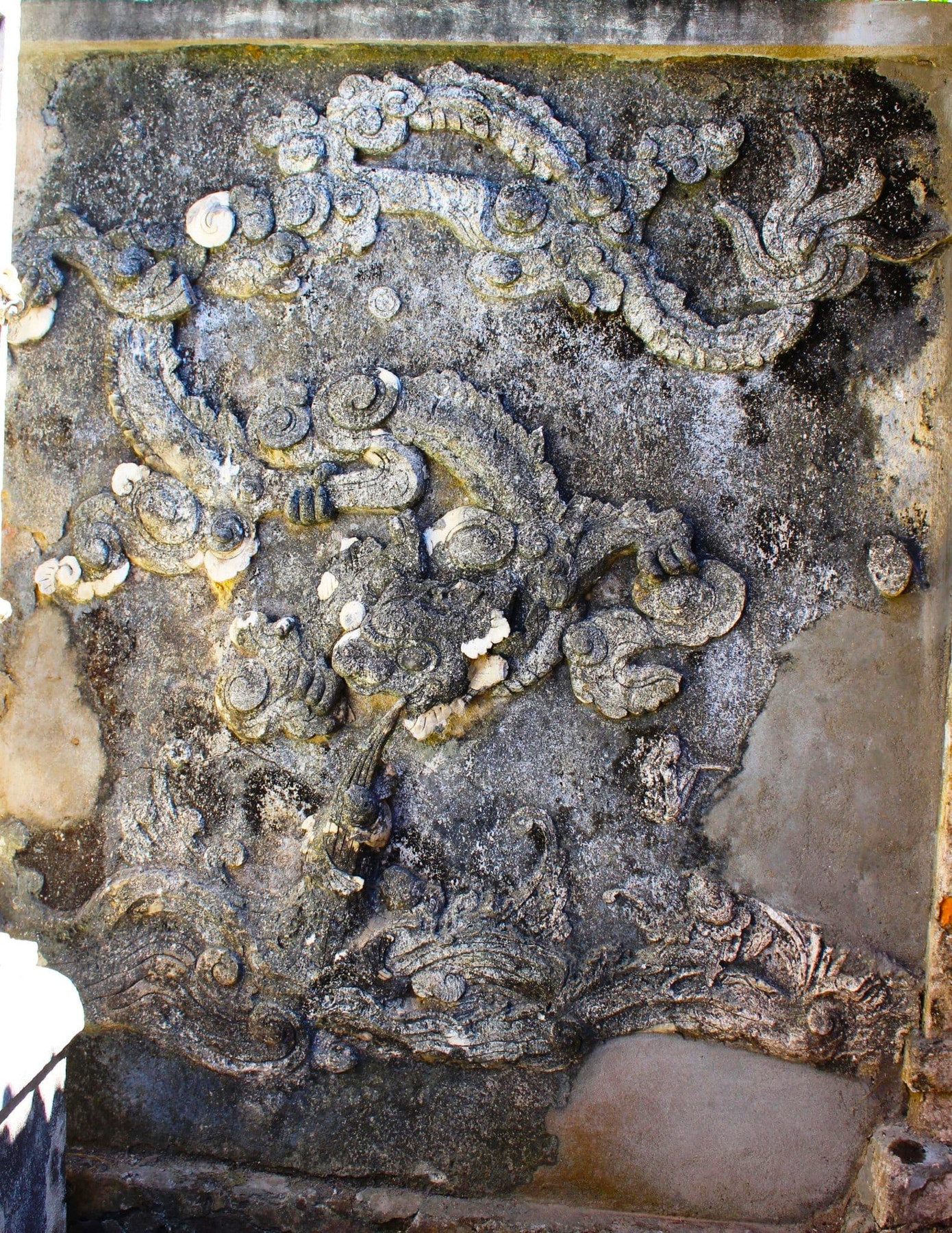 Những pho tượng hình người, hình “tứ linh”, những bức tranh phong cảnh đắp nổi trên tường (rùa, sen…) là những tác phẩm thể hiện tài năng điêu luyện và tính thẩm mỹ tinh tế của các nghệ nhân. Những pho tượng hình người, hình “tứ linh”, những bức tranh phong cảnh đắp nổi trên tường (rùa, sen…) là những tác phẩm thể hiện tài năng điêu luyện và tính thẩm mỹ tinh tế của các nghệ nhân.