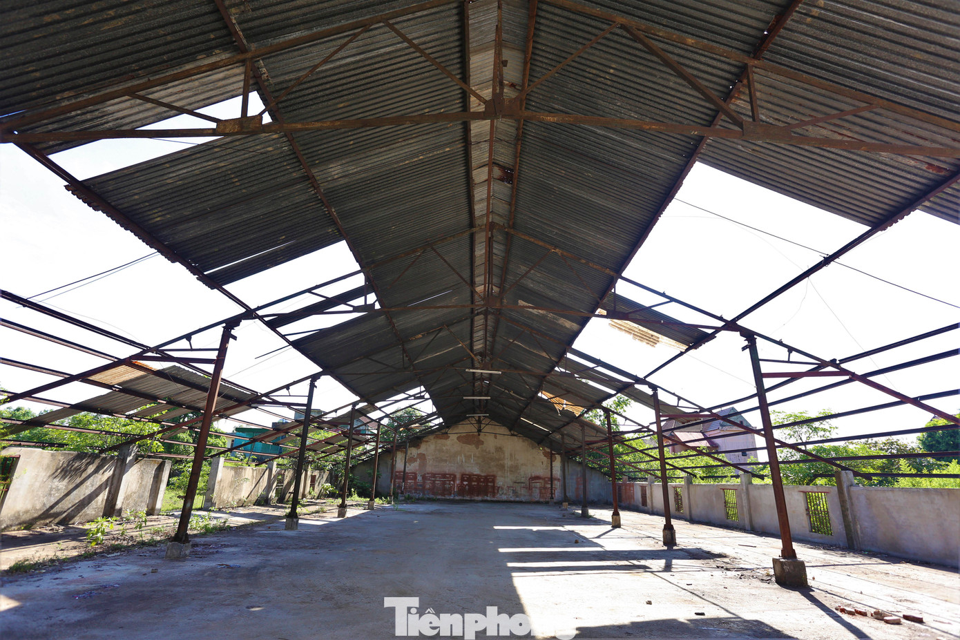 Bên trong những tòa nhà, kho bãi đã xuống cấp, nhếch nhác. Bên trong những tòa nhà, kho bãi đã xuống cấp, nhếch nhác.