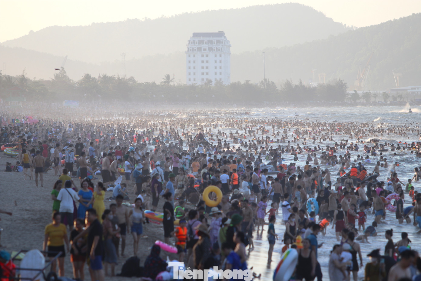 Ghi nhận của PV trong 2 ngày vào chiều 8/7 và 9/7, có hàng vạn du khách thập phương đã đổ dồn về bãi biển Cửa Lò để tắm khiến bãi biển này chật kín người.