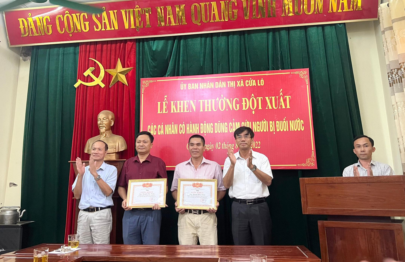 2 cá nhân được Chủ tịch UBND thị xã Cửa Lò tặng giấy khen 2 cá nhân được Chủ tịch UBND thị xã Cửa Lò tặng giấy khen