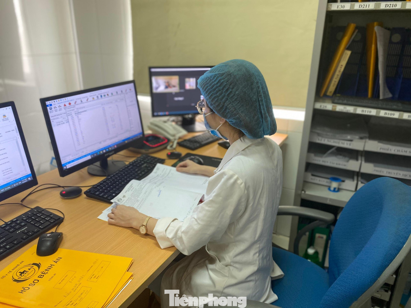 Công việc của cán bộ, nhân viên y tế trong khu cách ly đặc biệt.