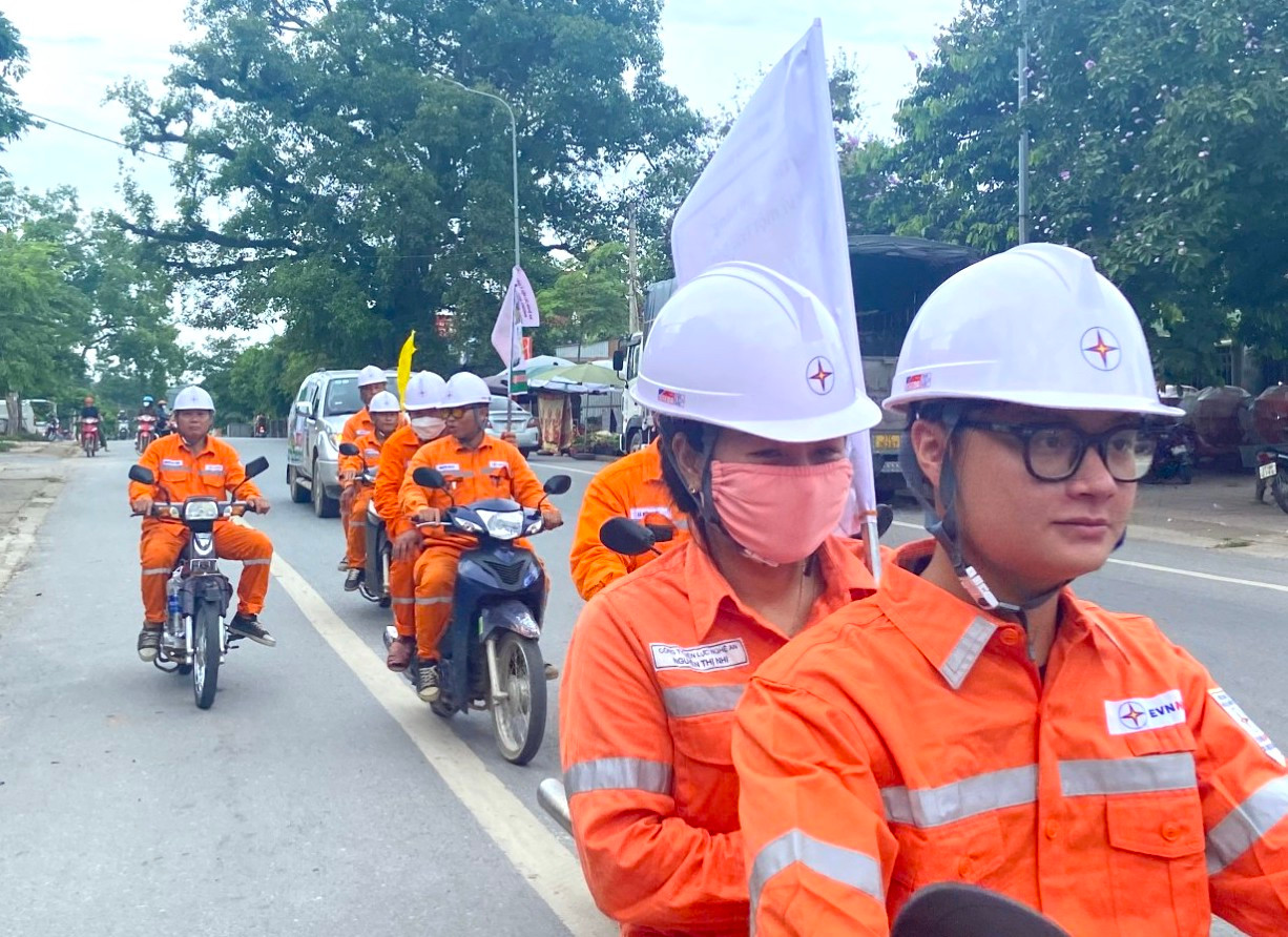 Ông Lê Xuân Trường - Phó Giám đốc Điện lực TP Vinh chia sẻ: "Chúng tôi phải đi tuyên truyền đến từng khách hàng chung tay cùng với công ty điện lực để tiết kiệm điện, đảm bảo lưới điện vận hành ổn định".