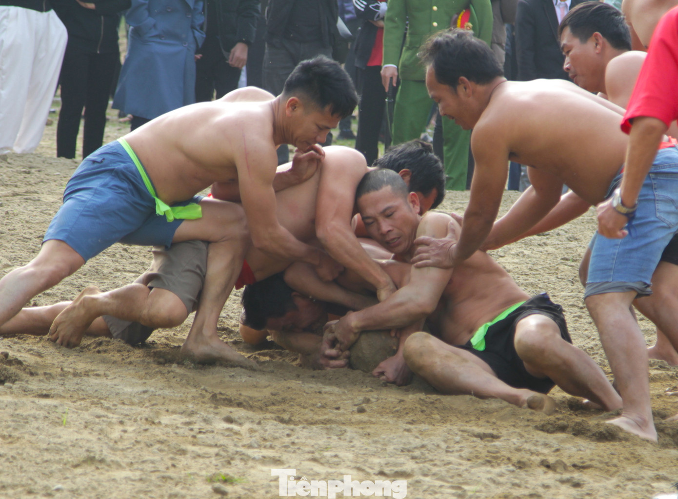 Mỗi khi có một người ôm được quả cù, những người đội bạn sẽ lập tức lao đến dùng tay cướp lấy quả cù. Thành viên chỉ được dùng tay cướp cù, lăn cù. Thành viên nào ném quả cù cao quá đầu hoặc dùng tay ôm người sẽ bị phạm luật. Nhiều lần nhắc nhở, trọng tài sẽ rút phạt thẻ vàng và cho đội bạn ném phạt.