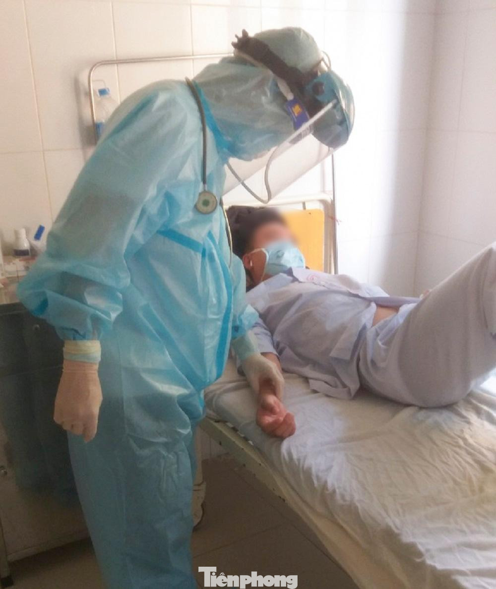 Nhân viên y tế Trung tâm bệnh nhiệt đới Nghệ An thăm khám, điều trị cho bệnh nhân COVID-19.