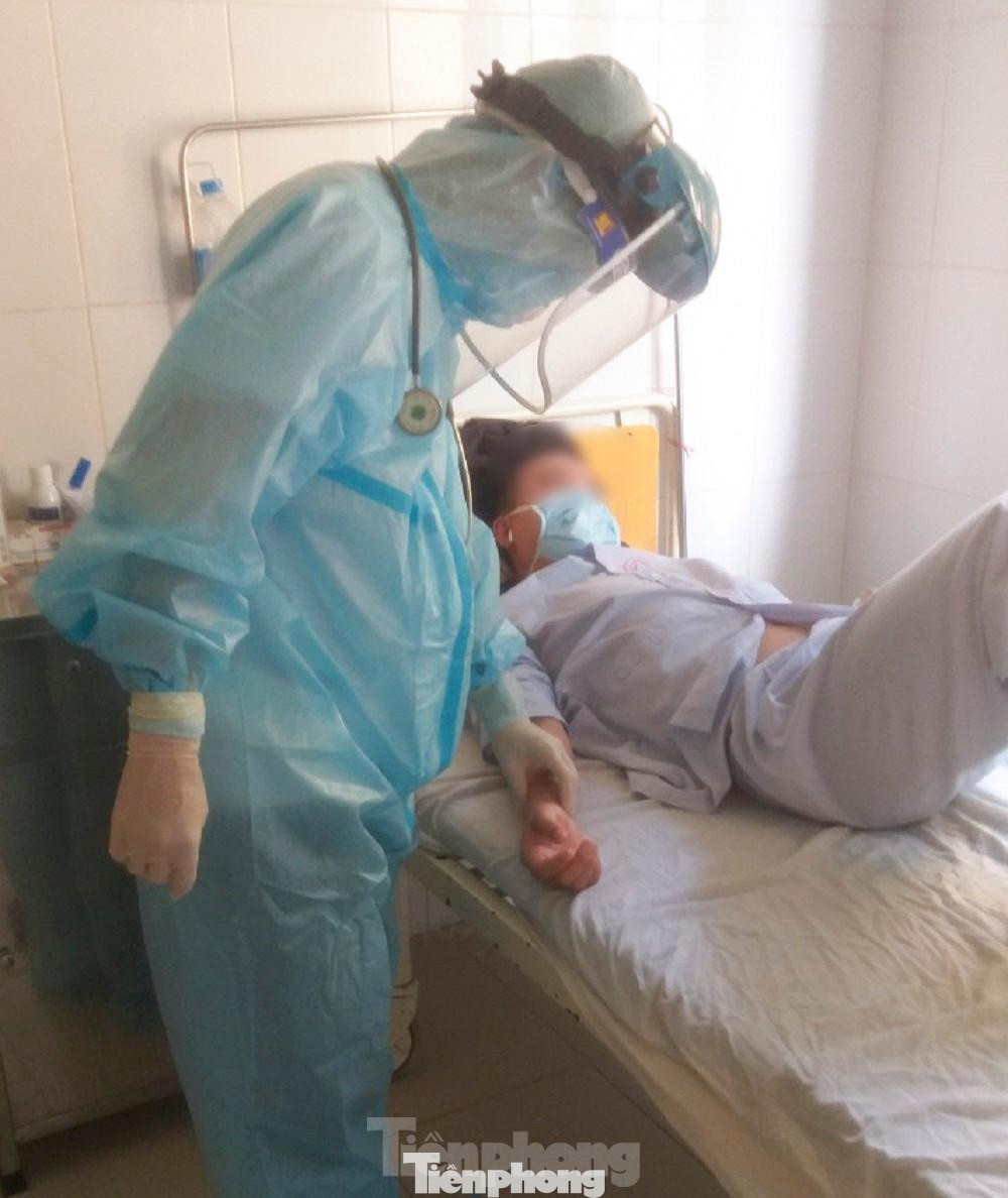 Bác sỹ thăm khám cho bệnh nhân mắc COVID-19.