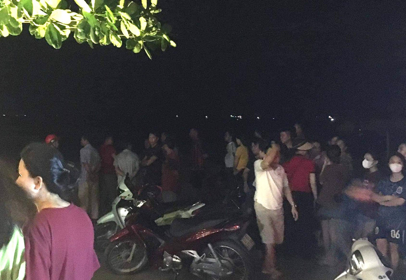 Người thân theo dõi tìm kiếm 2 cháu bé trên biển trong đêm. Người thân theo dõi tìm kiếm 2 cháu bé trên biển trong đêm.