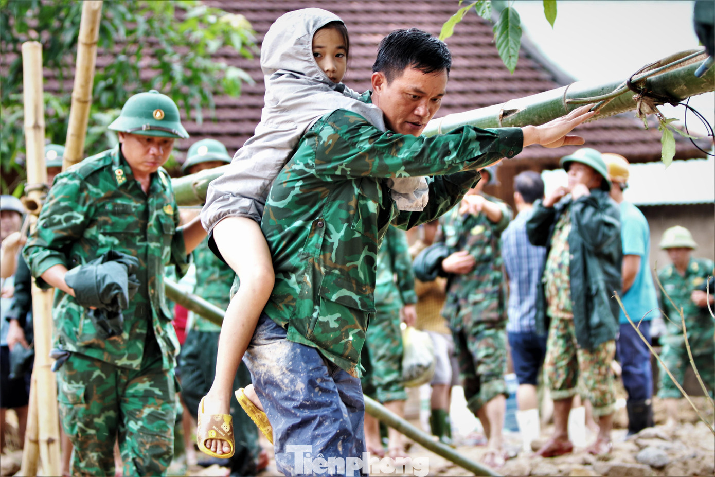 Trẻ em, người già và người mất nhà cửa được bộ đội đưa đến khu vực an toàn. Trẻ em, người già và người mất nhà cửa được bộ đội đưa đến khu vực an toàn.