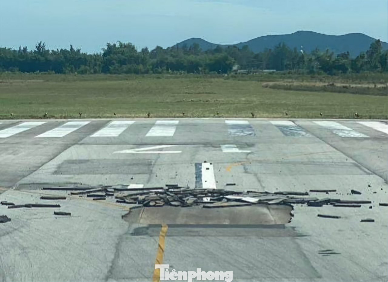 Đường băng sân bay Vinh vỡ lớp thảm mặt đường sáng 3/7.
