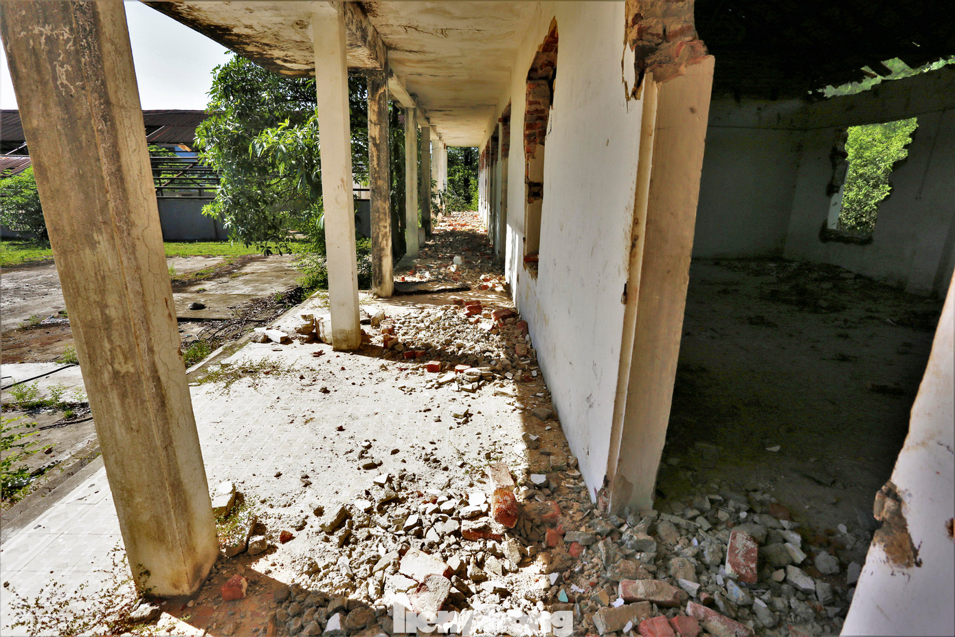 Bên trong những tòa nhà, kho bãi đã xuống cấp, nhếch nhác. Bên trong những tòa nhà, kho bãi đã xuống cấp, nhếch nhác.