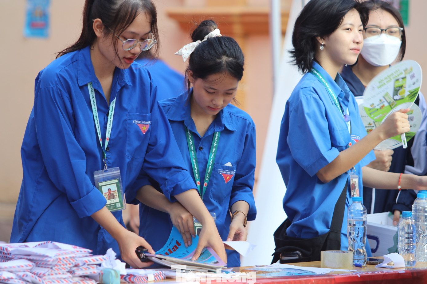 Để hỗ trợ tốt nhất cho các thí sinh trước khi vào thi, năm nay đoàn viên thanh niên tình nguyện trường THPT chuyên Phan Bội Châu chia ra làm nhiều tổ. Trong đó có tổ nhận giữ đồ, giữ cặp; 1 tổ phát nước, 1 tổ xếp xe và trông giữ xe cho các thí sinh vào thi.