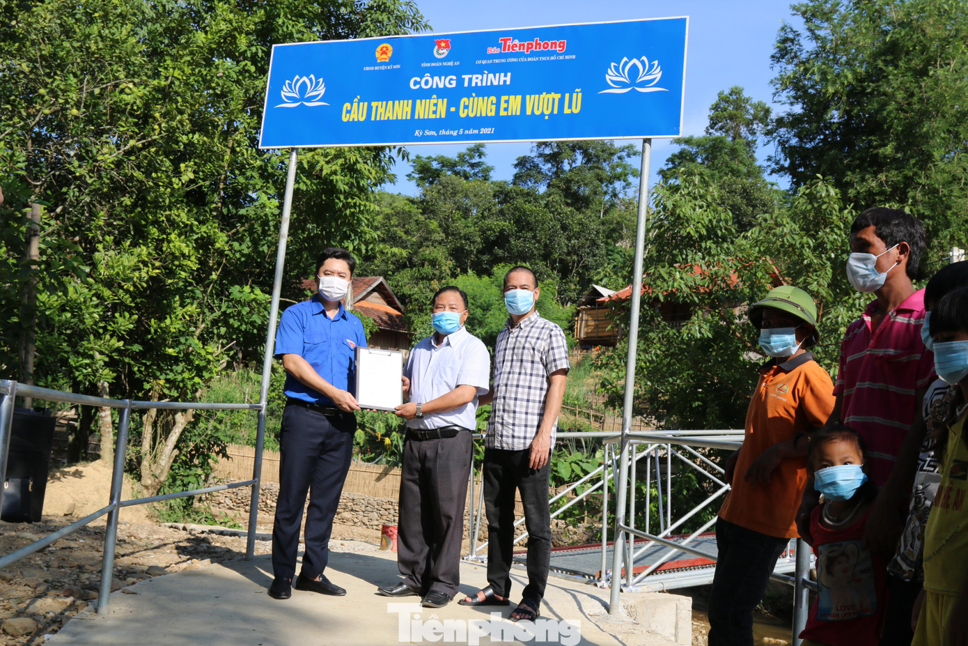 Bí thư Tỉnh đoàn Nghệ An Lê Văn Lương, Nhà báo Trần Quang Long - Trưởng Đại diện báo Tiền Phong tại Nghệ An trao biên bản tiếp nhận cho UBND huyện Kỳ Sơn.