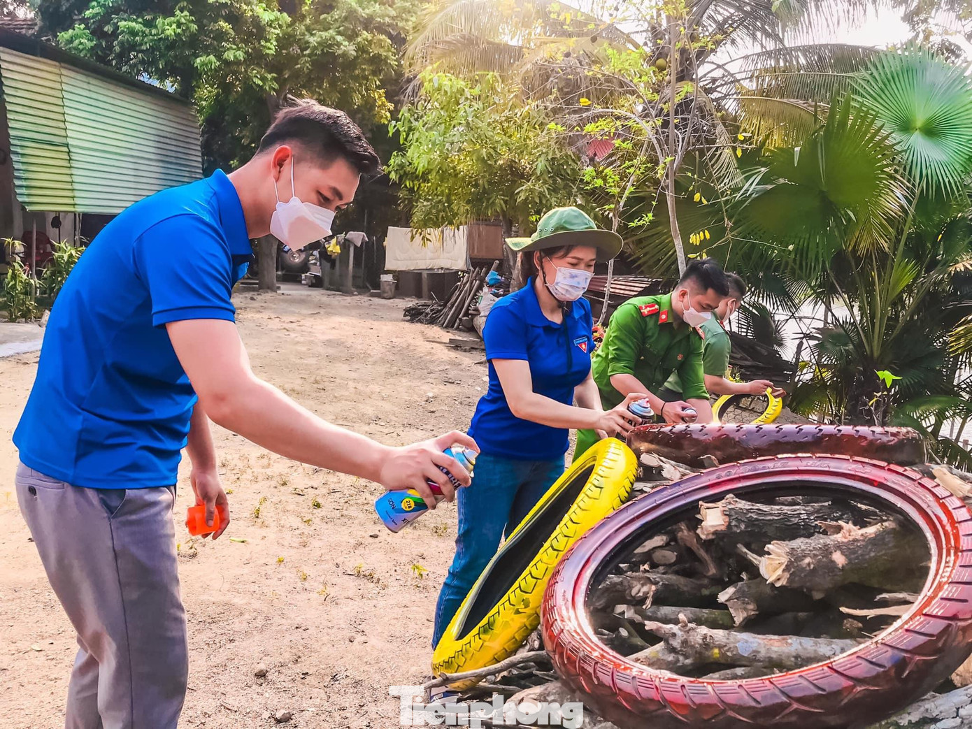 Những chiếc lốp xe cũng được sơn màu đỏ, vàng, da cam… nổi bật để làm tăng thêm sự chú ý cho người dân.