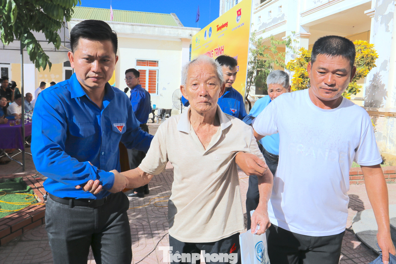 Sau khi trao tặng quà, các bác thương bệnh binh, các cụ già được dìu vào khu vực thăm khám bệnh. Trong ảnh: Anh Cao Xuân Thảo - Phó Chủ tịch thường trực Hội LHTN Việt Nam tỉnh Nghệ An, Trưởng ban Phong trào Tỉnh Đoàn Nghệ An, dìu một cựu chiến binh vào khám bệnh.