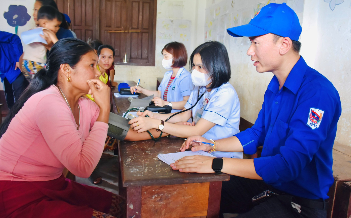 Đoàn còn trao tặng 400 túi thuốc an sinh cho Trường Dân tộc Nội trú huyện Khăm Cợt. Đoàn còn trao tặng 400 túi thuốc an sinh cho Trường Dân tộc Nội trú huyện Khăm Cợt.