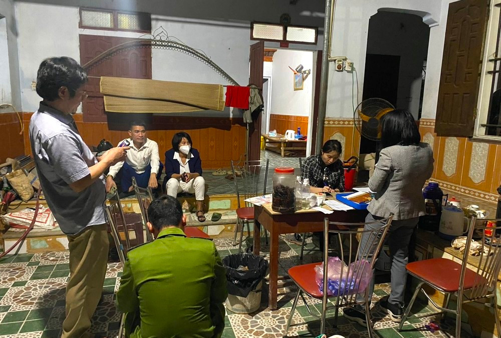 Cơ quan chức năng, cơ quan công an có mặt tại hiện trường thu thập mẫu rượu và thực phẩm để điều tra nguyên nhân vụ ngộ độc. (Ảnh: CCATVSTP). Cơ quan chức năng, cơ quan công an có mặt tại hiện trường thu thập mẫu rượu và thực phẩm để điều tra nguyên nhân vụ ngộ độc. (Ảnh: CCATVSTP).