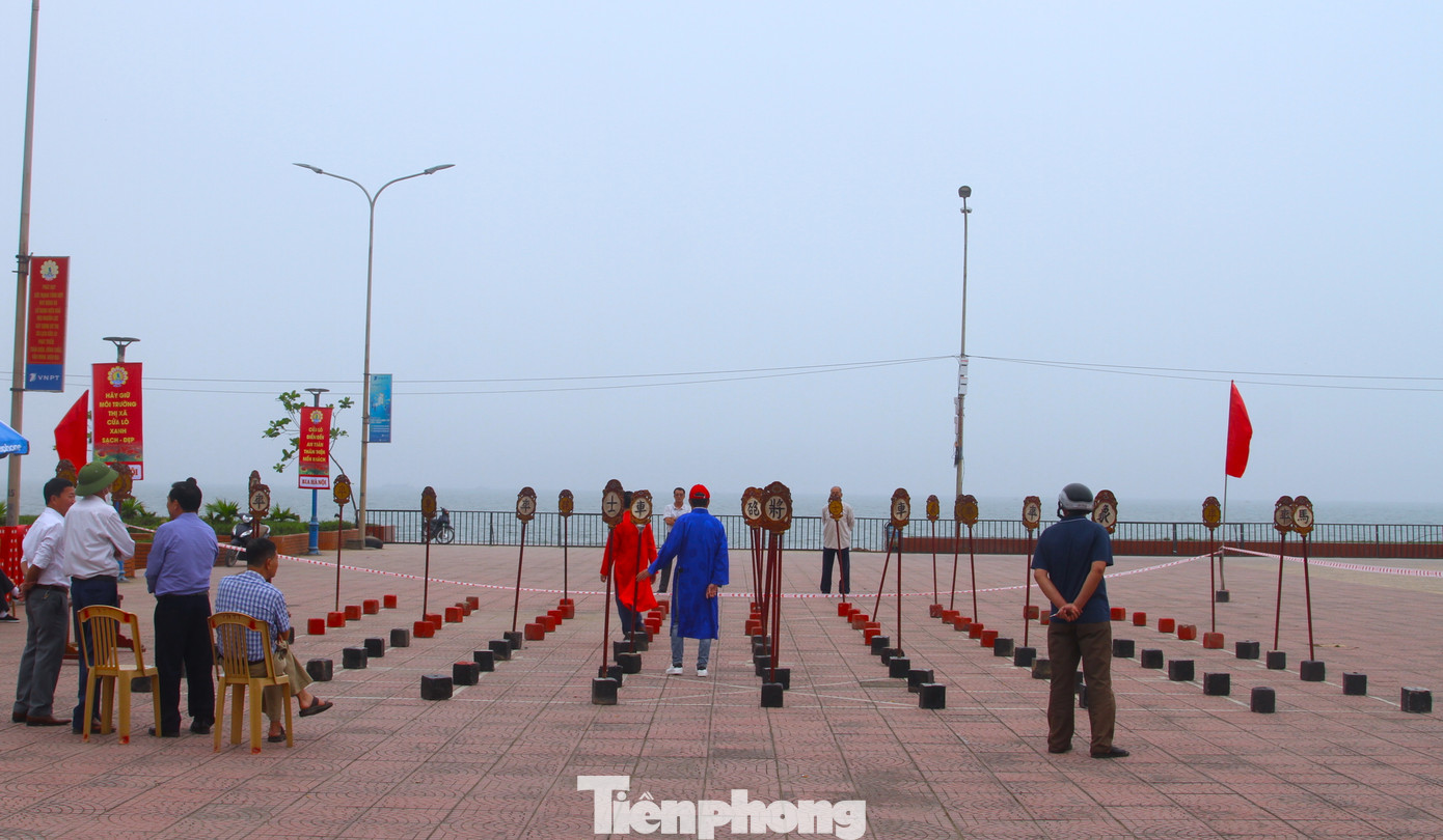 Trước khi bước vào ngày khai trương chính thức, thị xã Cửa Lò cũng đã tổ chức nhiều hoạt động, trò chơi dân gian để chào đón mùa du lịch mới như trò chơi cờ thẻ, trò đẩy gậy.