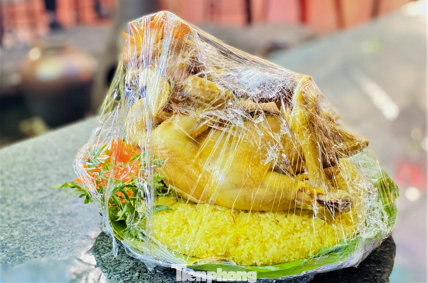 Mỗi mâm cỗ xôi gà truyền thống có giá 450.000 đồng. Ngoài ra, các cơ sở đặt mâm cỗ còn nhận làm các món ăn trên mâm cúng theo yêu cầu khách hàng. Trong ảnh: Mâm cỗ xôi gà được bọc túi đựng thức ăn để giao cho khách hàng.