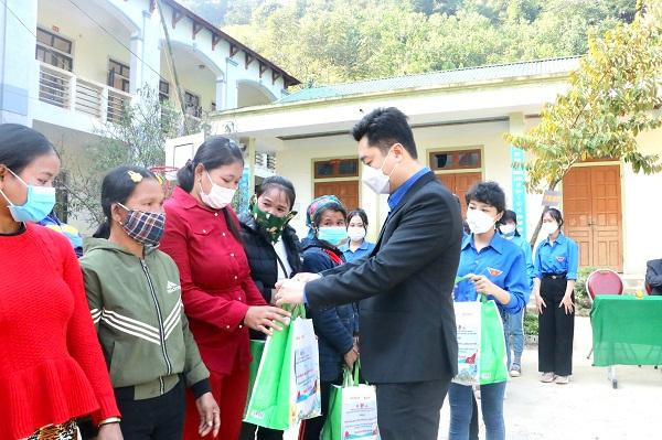 Những món quà đến với người dân nghèo huyện biên giới Kỳ Sơn, Nghệ An. BTC trao quà cho học sinh có hoàn cảnh khó khăn. BTC trao tặng 6 chiếc máy thở và 600 "Túi thuốc an sinh" cho Trung tâm Y tế các huyện Anh Sơn, Tương Dương, Kỳ Sơn, Nghĩa Đàn và Bệnh viện Đa khoa Tây Bắc, Bệnh viện Đa khoa Tây Nam.