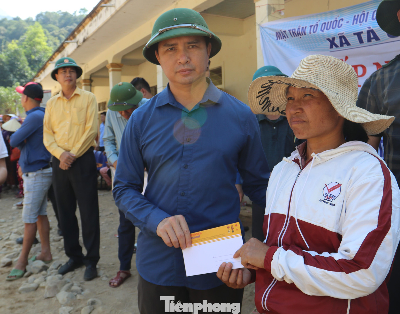 Ngay khi trận lũ quét xảy ra, UBND huyện Kỳ Sơn đã khẩn cấp cứu hộ người dân đến nơi an toàn, tránh thiệt hại về người. Cung ứng lương thực, thực phẩm thiết yếu, nước uống, không để người dân đói, khát. Trong ảnh: Ông Lữ Quang Hưng - Trưởng ban Tuyên giáo huyện Kỳ Sơn trao quà hỗ trợ người dân bị thiệt hại do lũ quét.