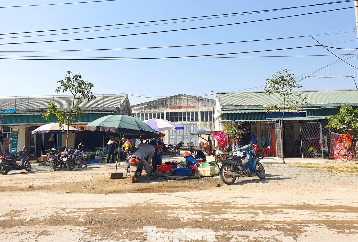 “Tiểu thương vào bán nhưng không có người dân vào mua nên rồi họ lại bỏ. Hiện đình chính của chợ vẫn đang phải đóng cửa, chỉ có vài người buôn bán ở phía trước chợ”, ông Tấn nói và cho biết, chính quyền xã này đang kỳ vọng sau khi đường giao thông thuận tiện, khu đô thị mới ở phía sau chợ hình thành, dân cư đông đúc thì chợ có thể hoạt động bình thường trở lại.