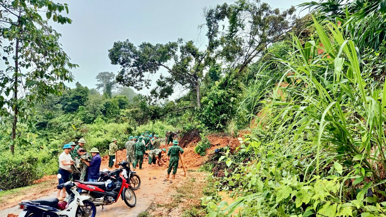 Những ngày qua, do mưa lớn kéo dài khiến tuyến tỉnh lộ 543D đoạn từ xã Nậm Càn, huyện Kỳ Sơn hướng ra xã Lưu Kiền, huyện Tương Dương, tỉnh Nghệ An bị sạt lở, đất đá vùi lấp, gây ách tắc giao thông.