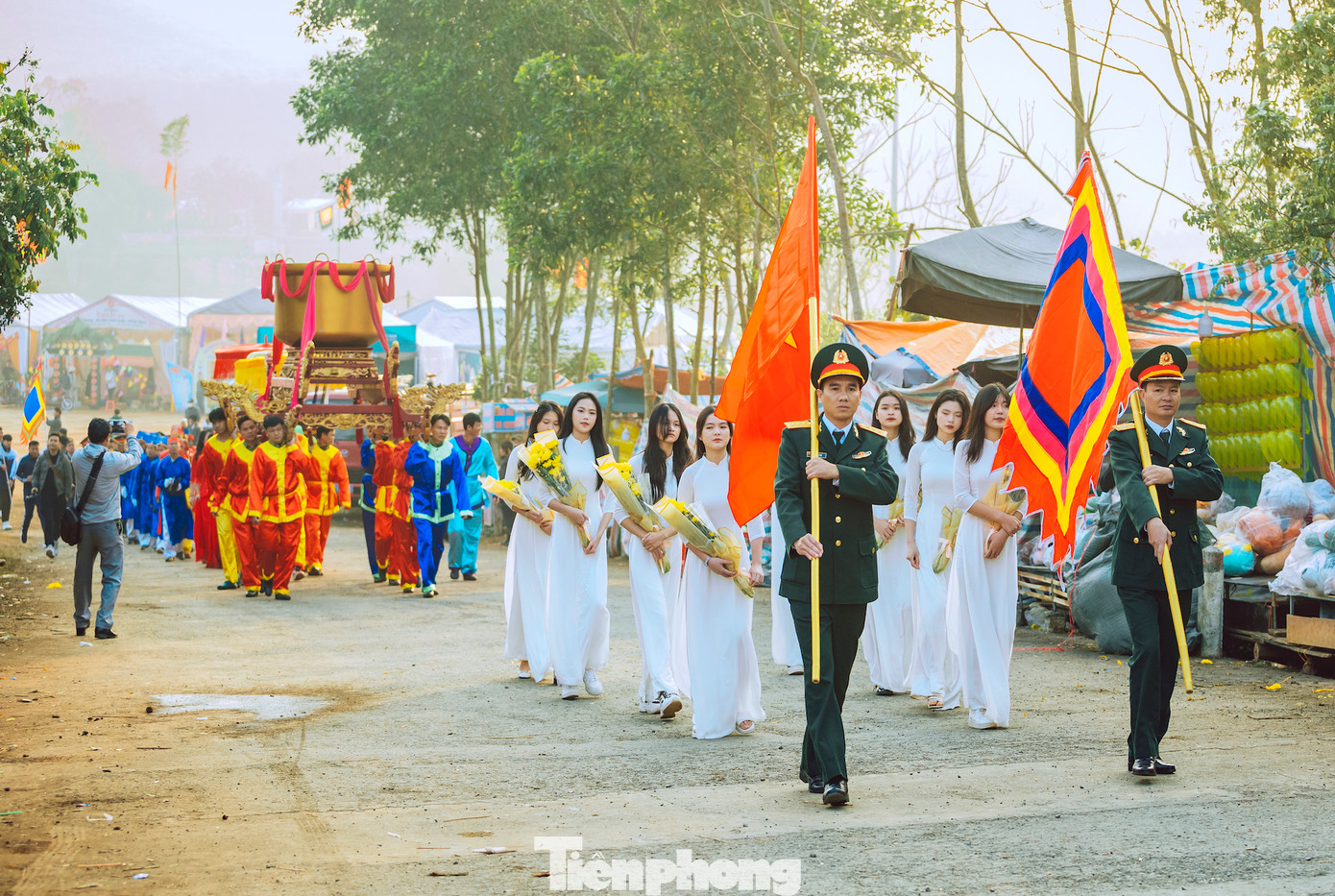 Lễ hội Làng Vạc được tổ chức 2 phần gồm phần lễ và phần hội. Phần lễ gồm các nghi thức như rước vạc, rước trống đồng, đại tế. Phần hội là các hoạt động văn hóa văn nghệ, thể dục thể thao, các trò chơi dân gian sôi nổi. (Ảnh: Rạng Đông).